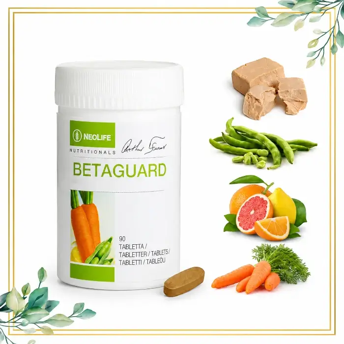 NeoLife Betaguard, supliment alimentar cu fitonutrienți, prezentat pe fundal alb cu ramă aurie, frunze decorative și ingrediente naturale precum morcovi, citrice, mazăre verde și drojdie.
