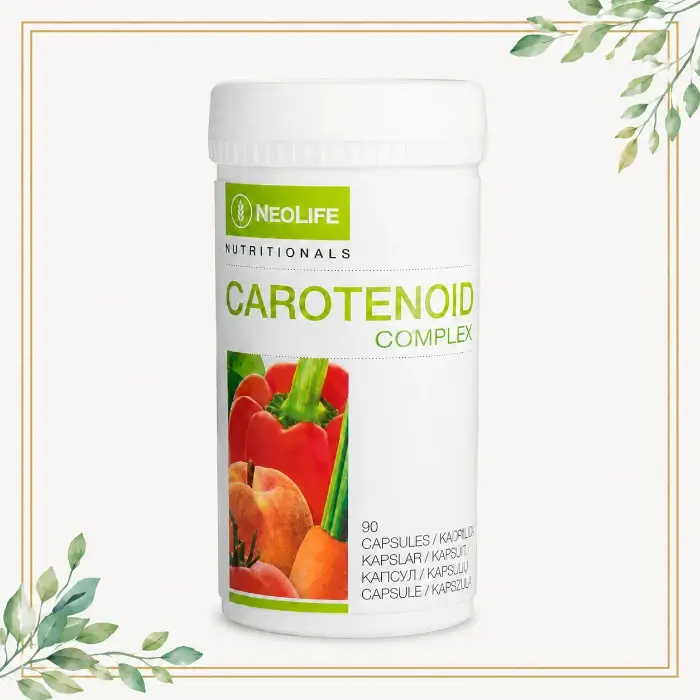 Carotenoid Complex, supliment alimentar cu carotenoizi din surse naturale, prezentat pe fundal alb cu ramă aurie și frunze decorative.
