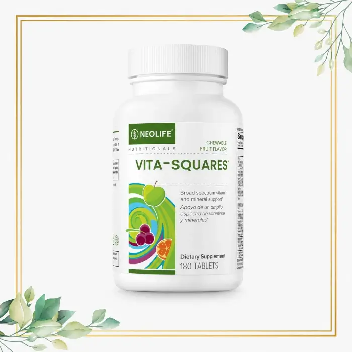 NeoLife Vita-Squares, supliment alimentar masticabil cu vitamine și minerale, prezentat pe fundal alb cu ramă aurie și frunze decorative.